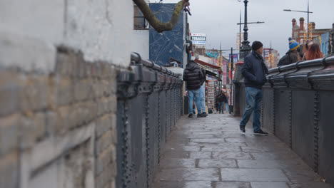 Gente-Caminando-A-Través-Del-Puente-Sobre-Camden-Lock-En-El-Norte-De-Londres,-Reino-Unido-1